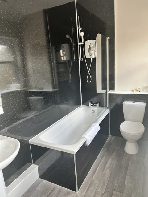 Comfort Double Room | Bathroom | Free toiletries, hair dryer