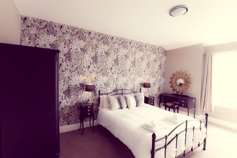 Deluxe Room | Iron/ironing board