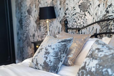 Deluxe Room | Iron/ironing board