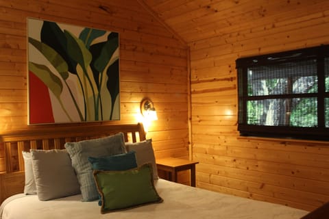 Premier Cabin, 2 Bedrooms, River View | Free WiFi, bed sheets