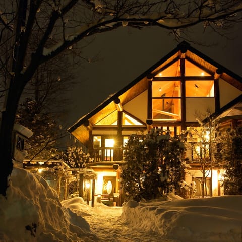 Log Meteor 7 Bedroom House | Blackout drapes, free WiFi, bed sheets