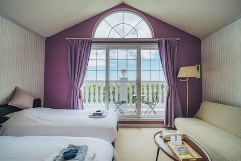 Deluxe Twin Room, 2 Twin Beds, Balcony, Partial Sea View | Hypo-allergenic bedding
