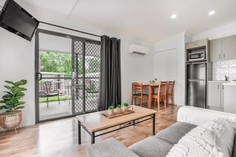 Standard Cabin | Living area | Flat-screen TV