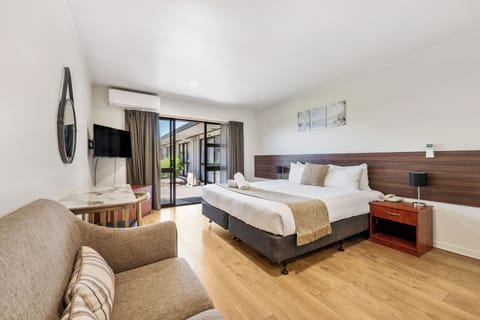 Deluxe King Room | Desk, blackout drapes, soundproofing, cribs/infant beds