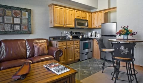 The Studio Murphy Room features a fully-equipped kitchenette