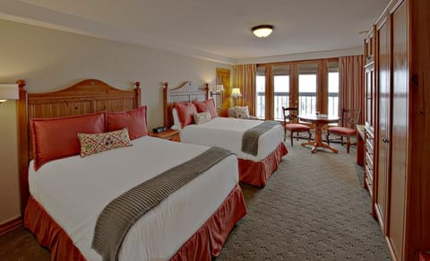 Get a good night's sleep in the luxurious queen beds.