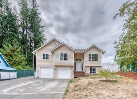 A warm welcome awaits you in this 6-bedroom house with Air Conditioning.