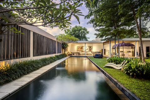 Outdoor pool, pool umbrellas, sun loungers