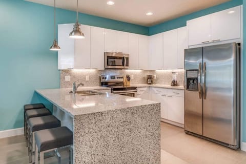 House | 3 bedrooms, desk