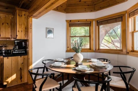 Kitchen - Spacious circular dining table that seats 6