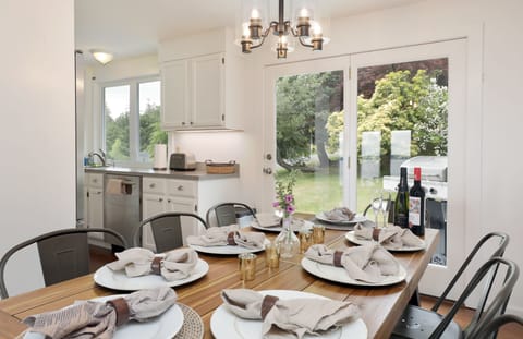  Dining area, framed by expansive door windows