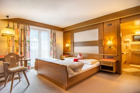 Classic Double Room | Hypo-allergenic bedding, in-room safe, free WiFi, bed sheets