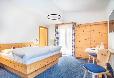 Comfort Room | Hypo-allergenic bedding, in-room safe, free WiFi, bed sheets