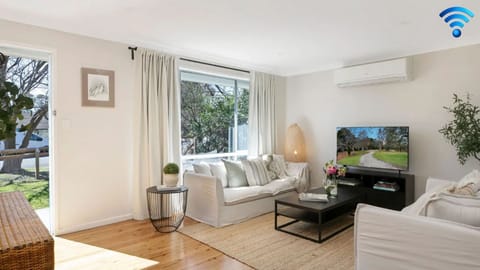 Bluebird Cottage | Lounge room | Air conditioning | Smart TV | WiFi