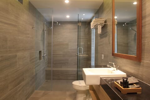 Shower, rainfall showerhead, free toiletries, slippers