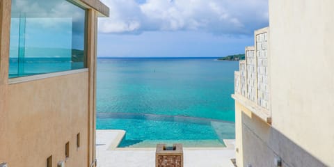 Infinity pool