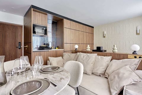 Suite avec lit double 160cm, canapé lit (deux personnes), coin repas et cuisine ouverte équipée