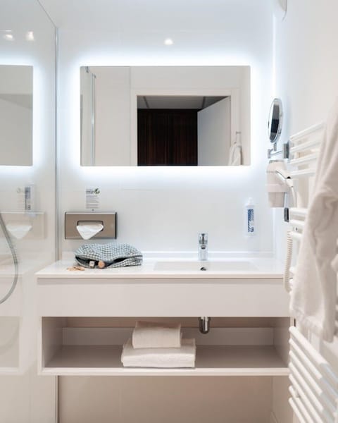 Shower, free toiletries, hair dryer, towels