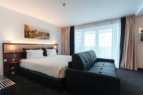 Family Executive Suite | Premium bedding, minibar, in-room safe, desk