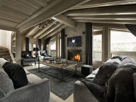 Lounge-fireplace