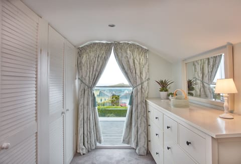 Tamarisk House, Newquay. First floor: Bedroom one with a 5' king-size bed, stunning sea views with Juliet balcony and en-suite shower room