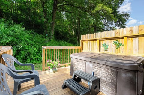 Frog Hollow - Private Deck and Hot Tub