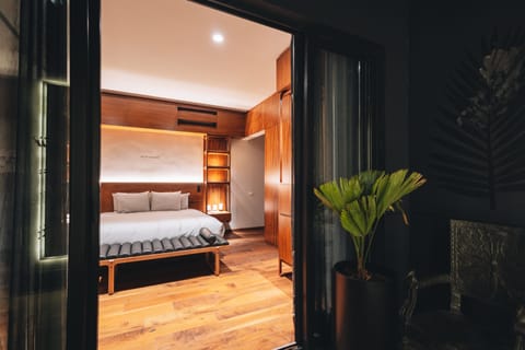 Monocromatica | 1 bedroom, premium bedding, down comforters, minibar