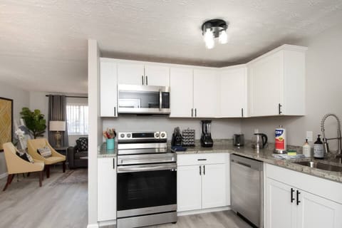 Channel your inner chef in our fully equipped kitchen! From breakfast pancakes to gourmet dinners, you'll find everything you need to whip up delicious meals during your stay. 🍳🍴