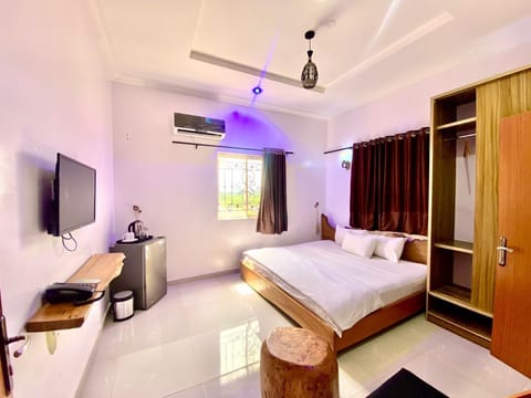 Traditional Apartment | Desk, laptop workspace, free WiFi
