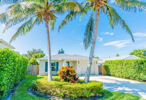 Welcome to 824 Twin Palms!