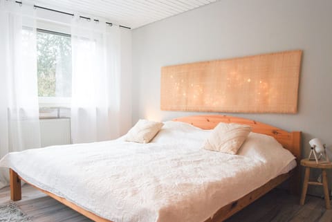 Comfort Suite | Hypo-allergenic bedding, in-room safe, blackout drapes