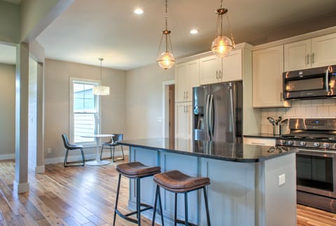 Chef's Kitchen w/ Breakfast Bar Seating