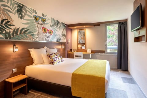 Standard Room, 1 Queen Bed, Non Smoking, Garden View | Premium bedding, in-room safe, desk, blackout drapes