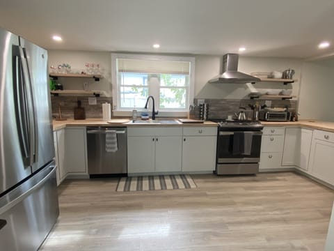 Gas stove & oven. Brand new everything.