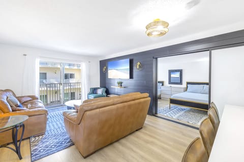 Siesta Key 3BR vacation rental near beach with balcony, pool, tennis and pickle.