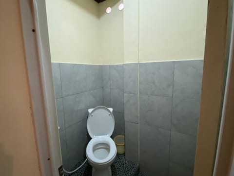 Basic Room | Bathroom