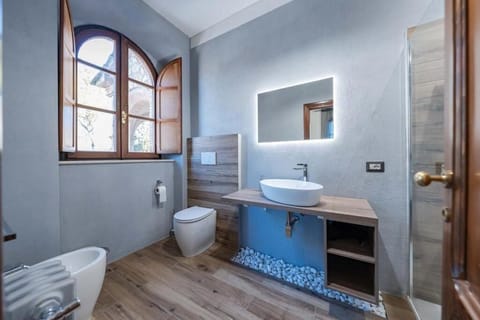 Basic Double Room | Bathroom | Bathtub, free toiletries, hair dryer, bathrobes