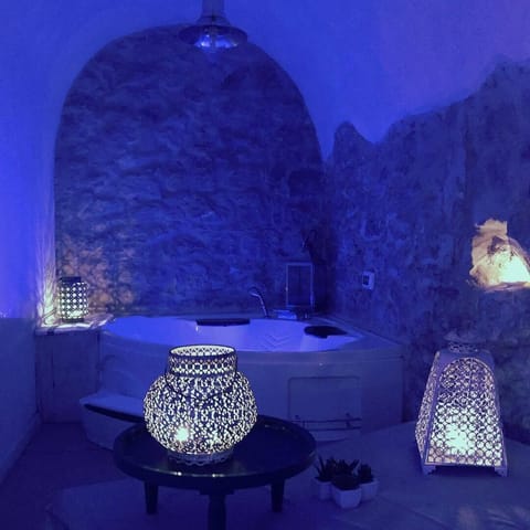 Luxury Studio Suite, 1 Bedroom, Hot Tub, Annex Building | Jetted tub