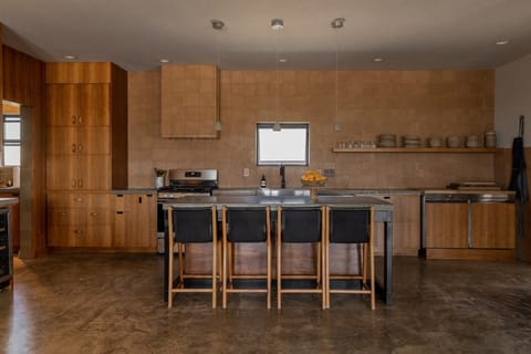 Full-size fridge, microwave, oven, stovetop