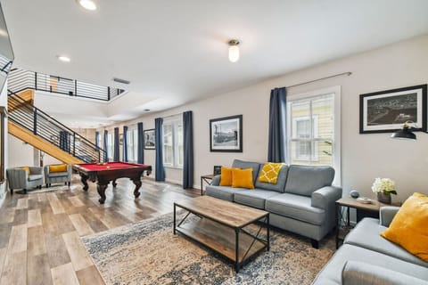 Cuban Suite – Living room with seating and pool table