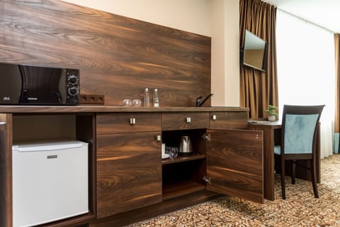 Suite | Private kitchen | Fridge, electric kettle
