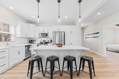 Kitchen island with seating (main floor)