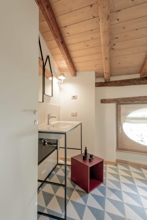 Deluxe Double or Twin Room | Bathroom | Free toiletries, hair dryer, bathrobes, slippers