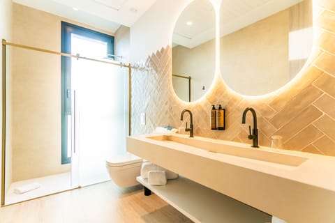 Deluxe Double Room | Bathroom | Shower, rainfall showerhead, hair dryer, towels