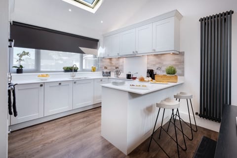 Stylish Kitchen & Breakfast bar complete with Granite Worktops.