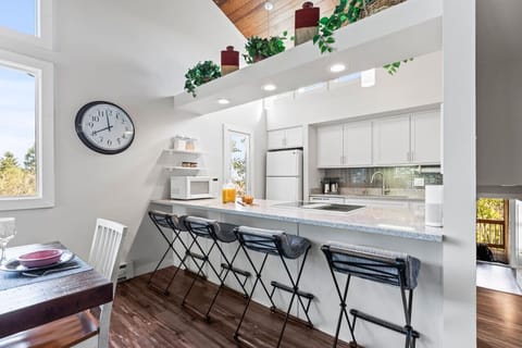 Kitchen bar area can seat 4