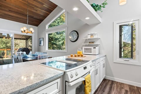 Fully stocked kitchen for the chef that enjoys cooking a lovely meal