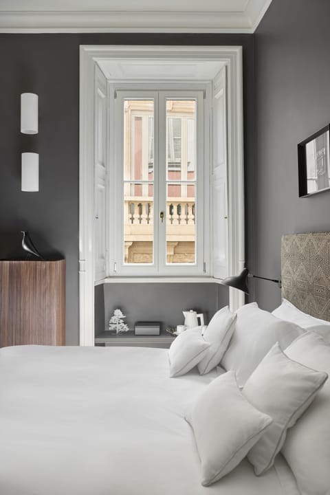 Deluxe Double or Twin Room | Hypo-allergenic bedding, down comforters, pillowtop beds, in-room safe