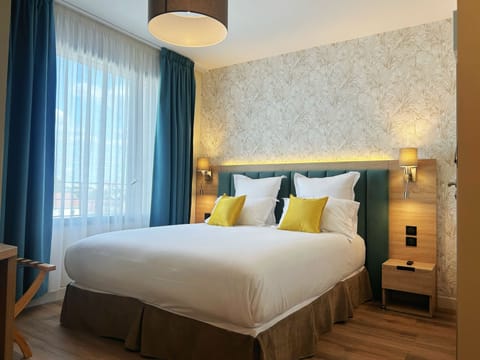 Deluxe Room, 1 Queen Bed, City View | In-room safe, desk, laptop workspace, blackout drapes