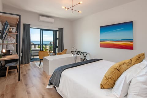 Honeymoon Suite | Premium bedding, memory foam beds, minibar, in-room safe